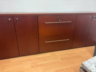 Sofá de cuero  y mesa de centro escritorio y sella