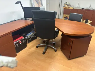 Sofá de cuero  y mesa de centro escritorio y sella