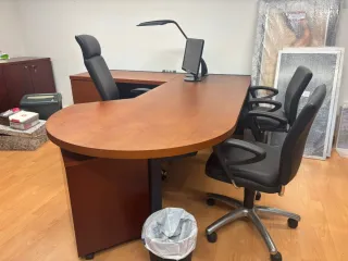 Sofá de cuero  y mesa de centro escritorio y sella