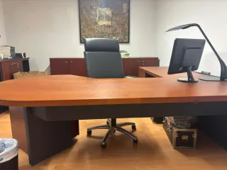 Sofá de cuero  y mesa de centro escritorio y sella