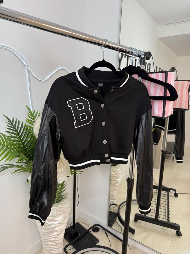 Chaqueta bomber negra con logo B