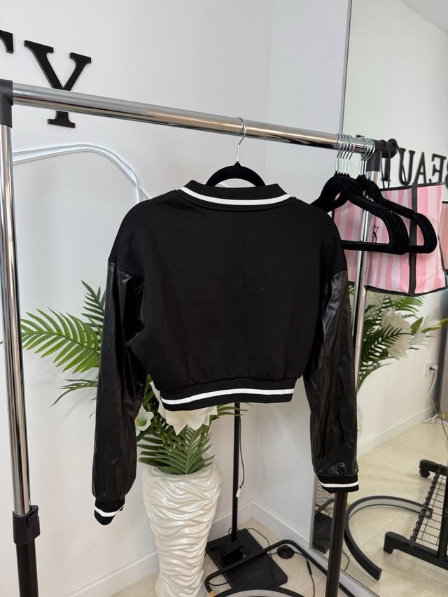 Chaqueta bomber negra con logo B