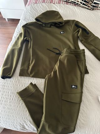 Conjunto chándal hombre moderno verde