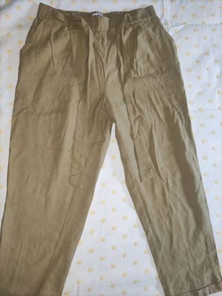 Pantalón verde oliva con cinturón