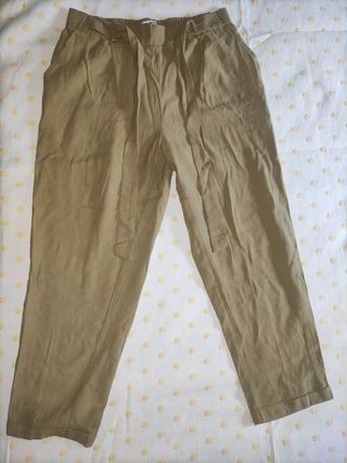 Pantalón verde oliva con cinturón