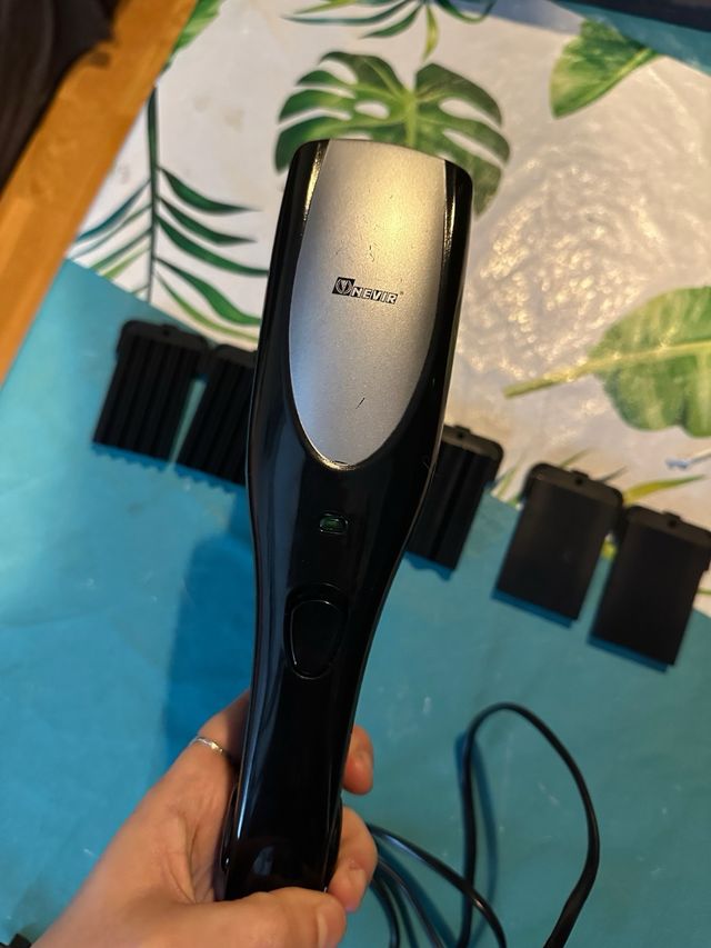 Plancha del pelo nevir negra con 3 cabezales