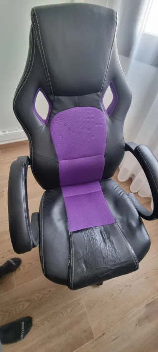 Silla de oficina ergonómica negra y morada