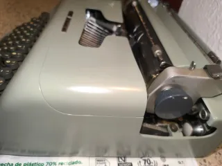 Máquina de escribir antigua Olivetti Studio 44