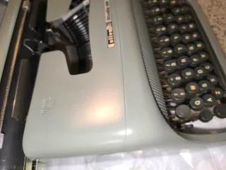 Máquina de escribir antigua Olivetti Studio 44