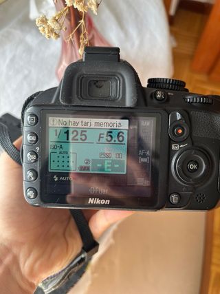 Cámara Nikon D3100 con objetivo y cargador