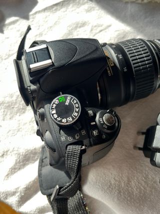 Cámara Nikon D3100 con objetivo y cargador