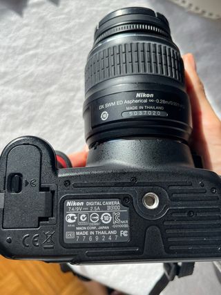 Cámara Nikon D3100 con objetivo y cargador