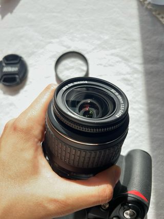 Cámara Nikon D3100 con objetivo y cargador