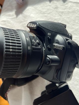 Cámara Nikon D3100 con objetivo y cargador