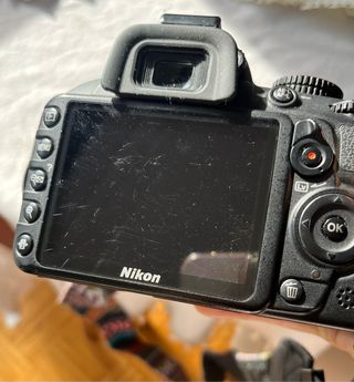 Cámara Nikon D3100 con objetivo y cargador