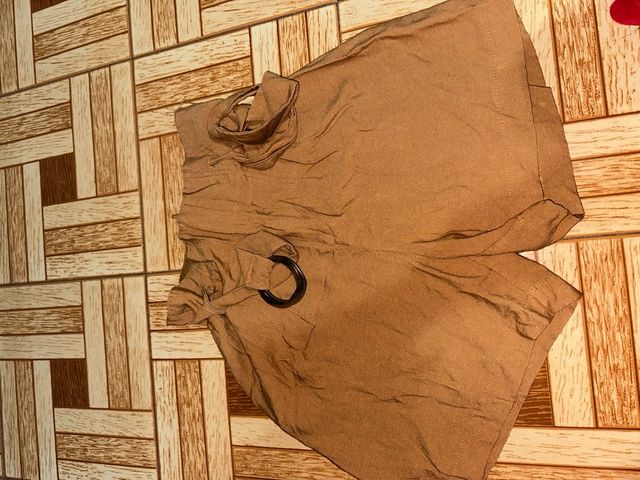 Pantalón marrón con cinturón