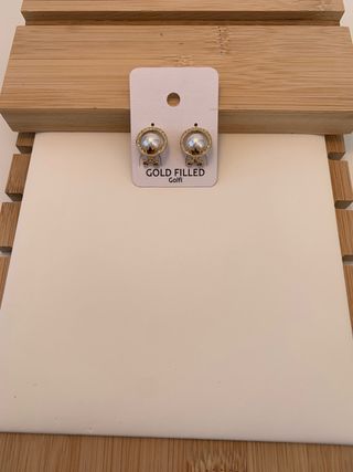 Pendientes dorados con perla y circonitas