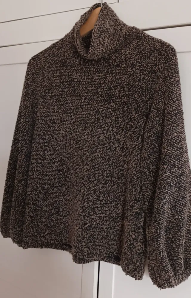 Jersey Zara cuello alto marrón y negro