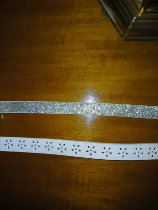 Cinturones finos uno plateado y otro en blanco.