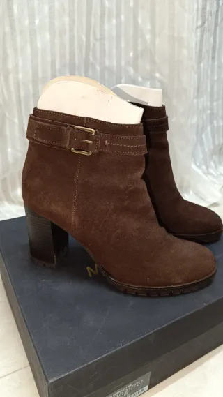 Botines de piel marrón con hebilla