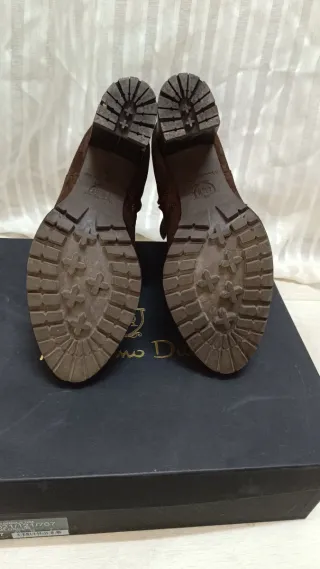 Botines de piel marrón con hebilla