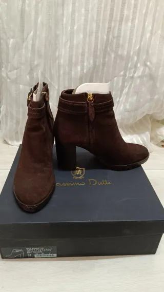 Botines de piel marrón con hebilla