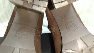 Botines de piel marrón con hebilla