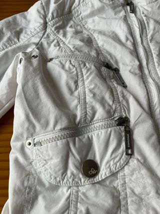Cazadora Stradivarius blanca entretiempo