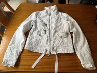 Cazadora Stradivarius blanca entretiempo