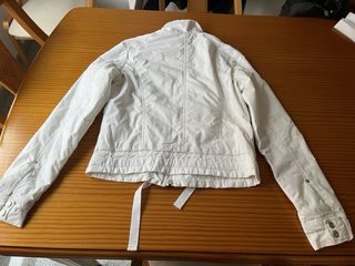 Cazadora Stradivarius blanca entretiempo