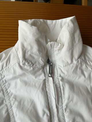 Cazadora Stradivarius blanca entretiempo