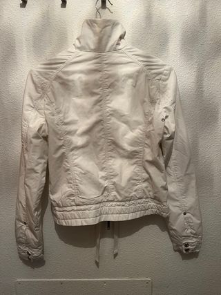 Cazadora Stradivarius blanca entretiempo