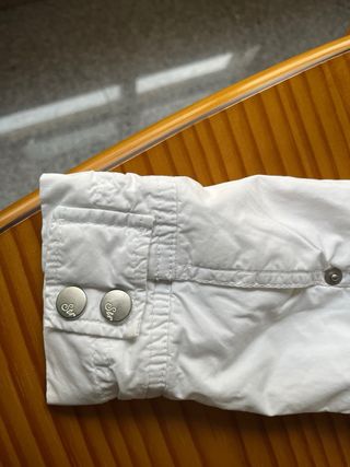 Cazadora Stradivarius blanca entretiempo