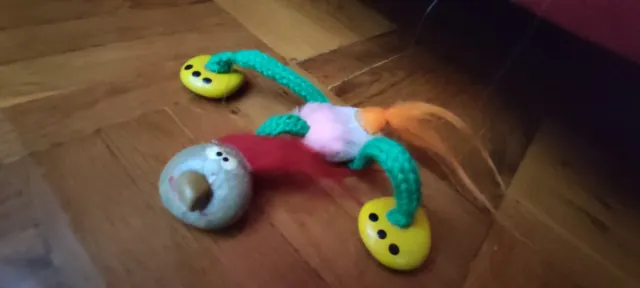 Marioneta clásica.hecho con piedras pintadas.