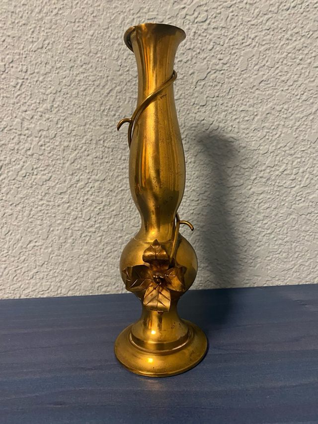 Jarrón de latón con diseño floral