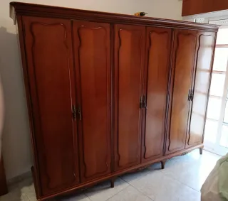 Armadio in legno marrone a 6 ante