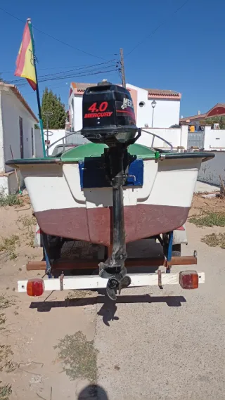Barco de pesca de 4 metros con motor y remolque