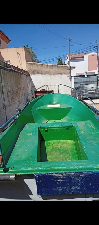 Barco de pesca de 4 metros con motor y remolque.