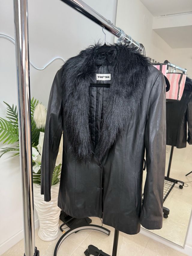Chaqueta TOU-HO negra con cuello de pelo
