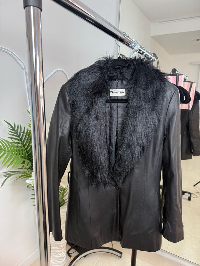 Chaqueta TOU-HO negra con cuello de pelo