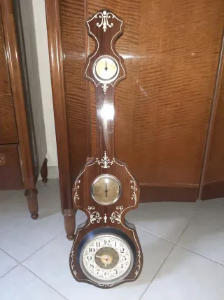 Orologio da parete antico in legno