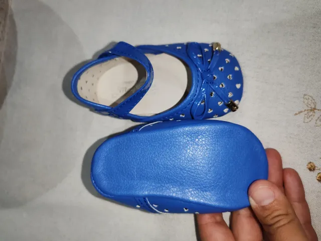Zapatos de niña azules con lazo