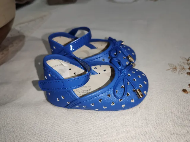 Zapatos de niña azules con lazo