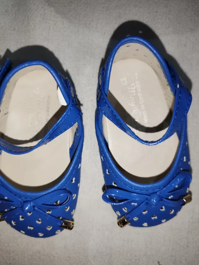 Zapatos de niña azules con lazo