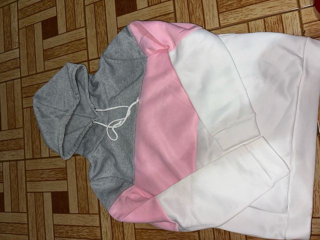Sudadera con capucha gris, rosa y blanca