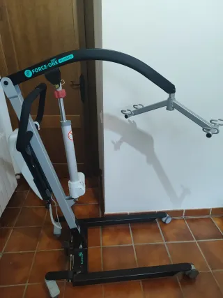 Grúa levanta personas