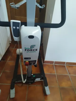 Grúa levanta personas