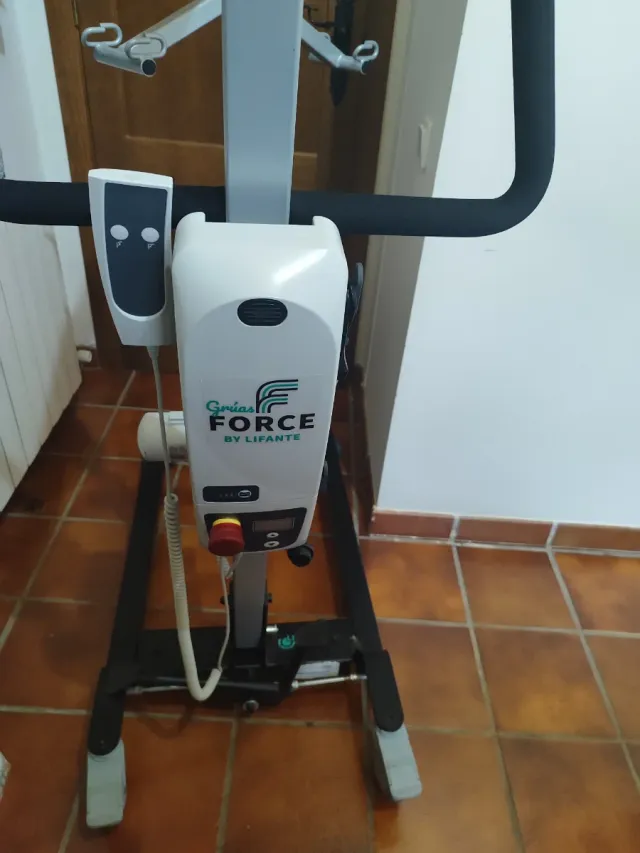 Grúa levanta personas