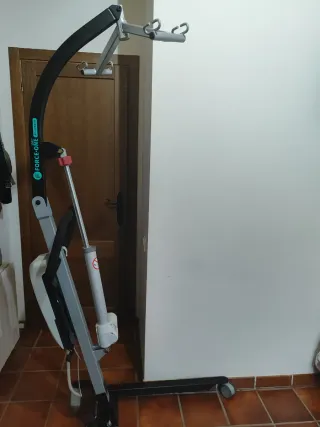 Grúa levanta personas