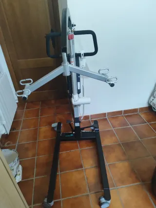 Grúa levanta personas